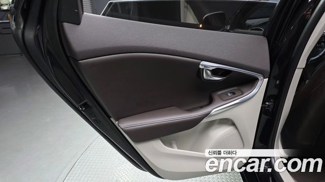 Volvo V40 2016 — photo 15