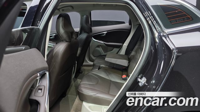 Volvo V40 2016 — photo 16