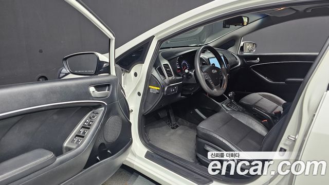 Kia K3 2015 — photo 13
