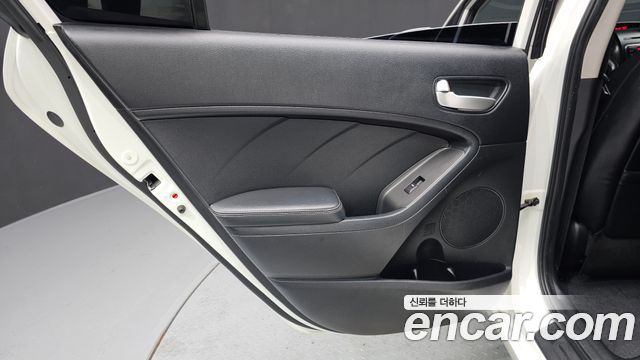 Kia K3 2015 — photo 15