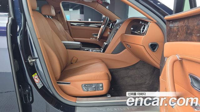 Bentley Flying Spur 2018 — photo 11
