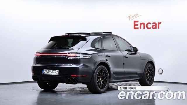 Porsche Macan 2021 — photo 2