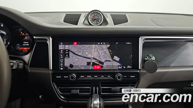 Porsche Macan 2021 — photo 18