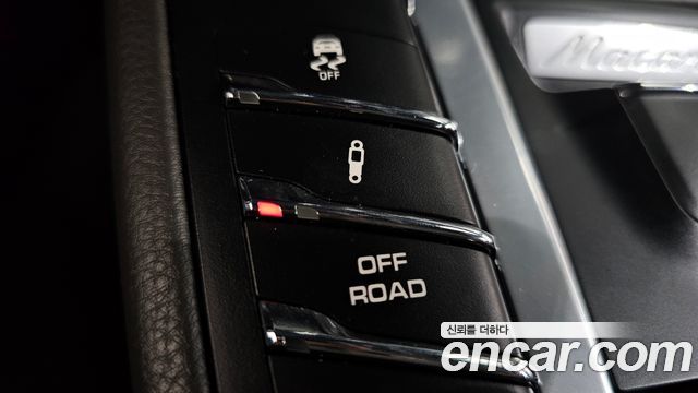 Porsche Macan 2021 — photo 23