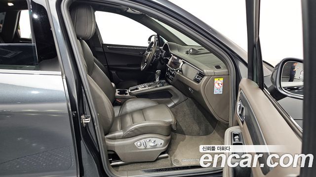 Porsche Macan 2021 — photo 16