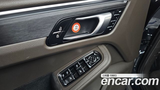 Porsche Macan 2021 — photo 34