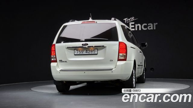 Kia Canival 2010 — photo 4