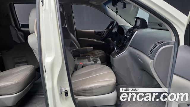 Kia Canival 2010 — photo 11