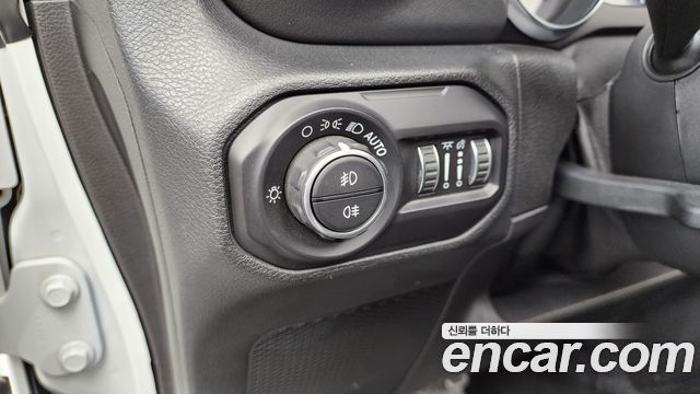 Jeep Wrangler 2020 — photo 22