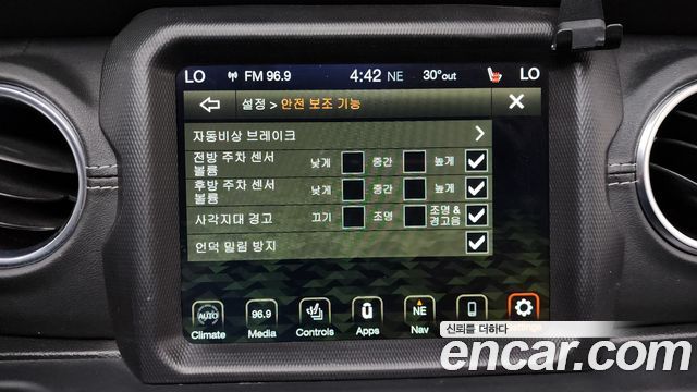 Jeep Wrangler 2020 — photo 24