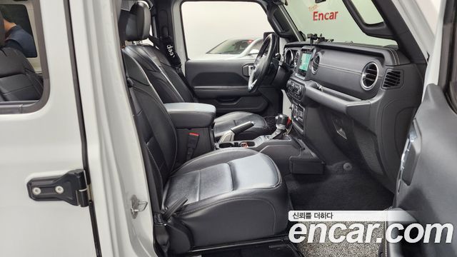 Jeep Wrangler 2020 — photo 16
