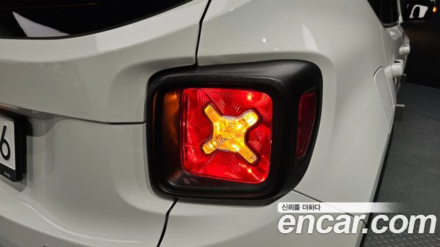 Jeep Renegade 2022 — photo 9