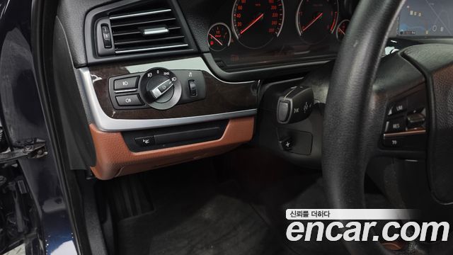 BMW 5-Series 2013 — photo 17