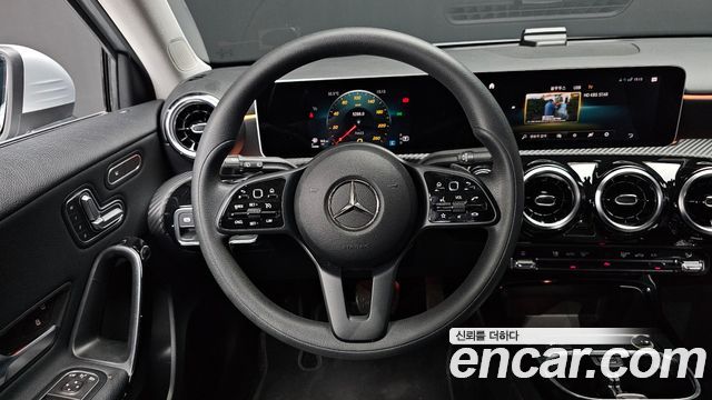 Mercedes-Benz A-Class 2019 — photo 14