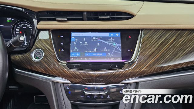 Cadillac XT6 2022 — photo 32