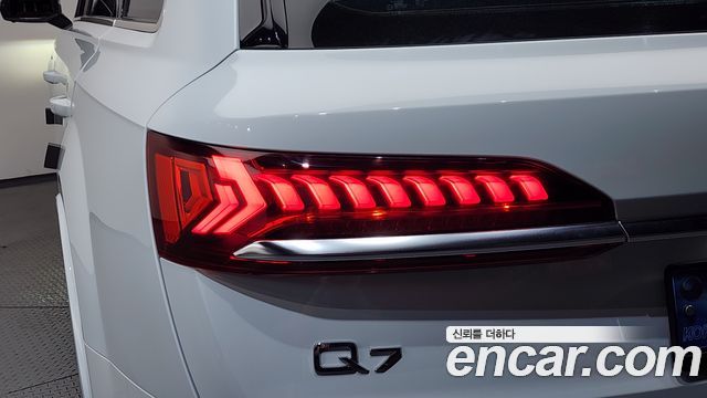 Audi Q7 2023 — photo 9