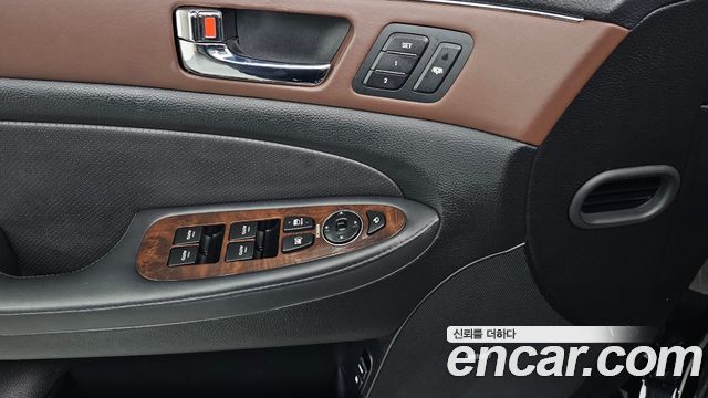 Hyundai Genesis 2011 — photo 17