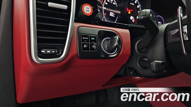 Porsche Cayenne 2021 — photo 31