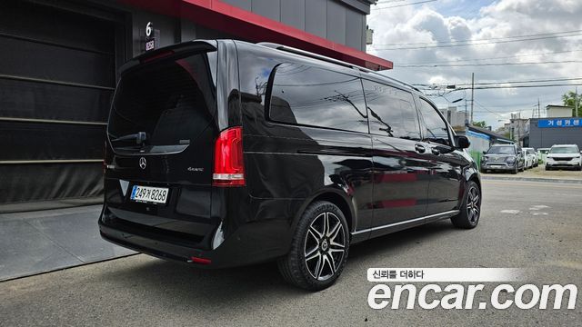 Mercedes-Benz V-Class 2023 — photo 2