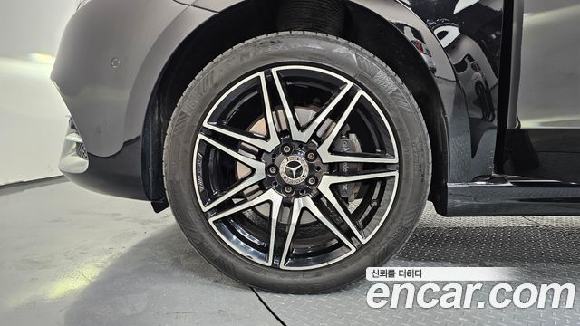 Mercedes-Benz V-Class 2023 — photo 5
