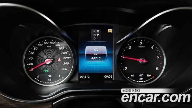 Mercedes-Benz V-Class 2023 — photo 11