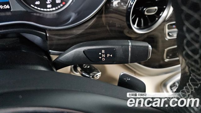 Mercedes-Benz V-Class 2023 — photo 12