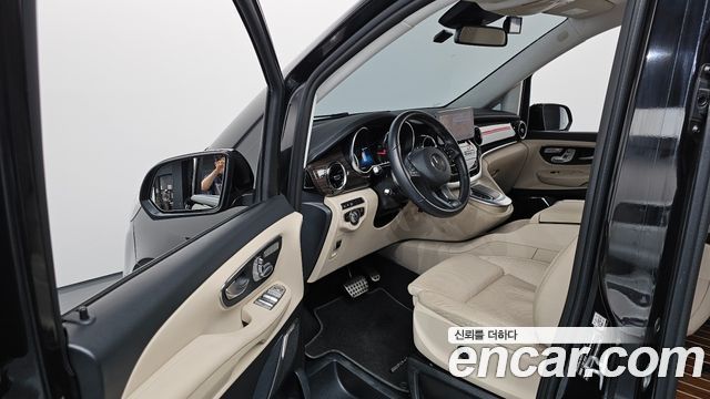 Mercedes-Benz V-Class 2023 — photo 13