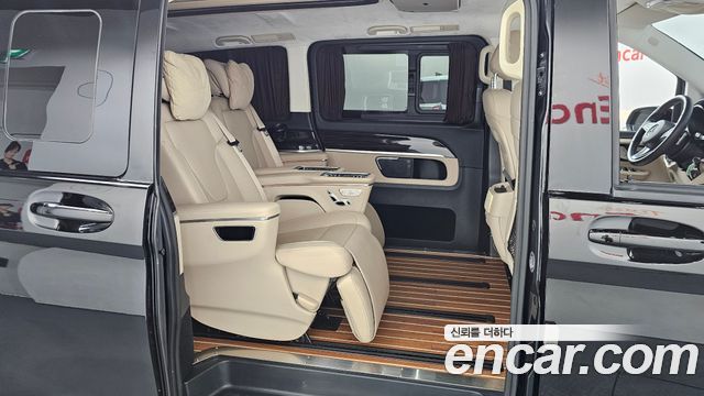 Mercedes-Benz V-Class 2023 — photo 17