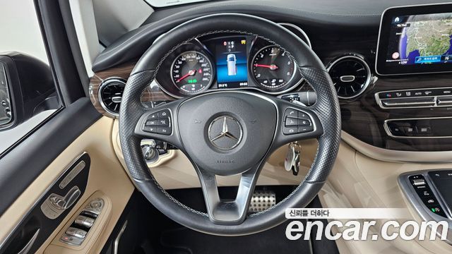 Mercedes-Benz V-Class 2023 — photo 18