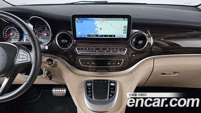 Mercedes-Benz V-Class 2023 — photo 19