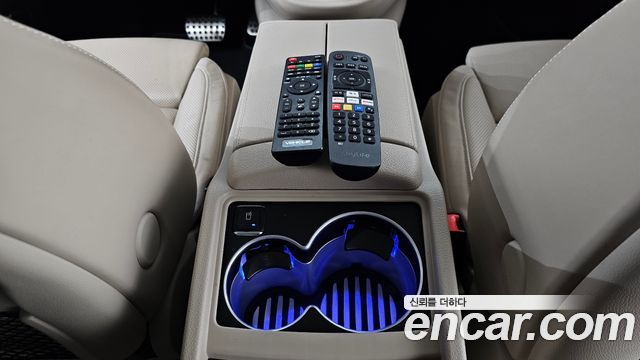 Mercedes-Benz V-Class 2023 — photo 22