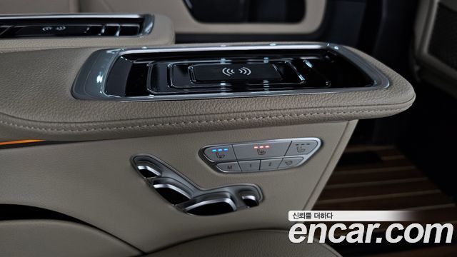 Mercedes-Benz V-Class 2023 — photo 23