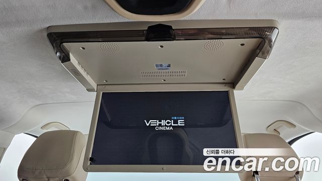 Mercedes-Benz V-Class 2023 — photo 24