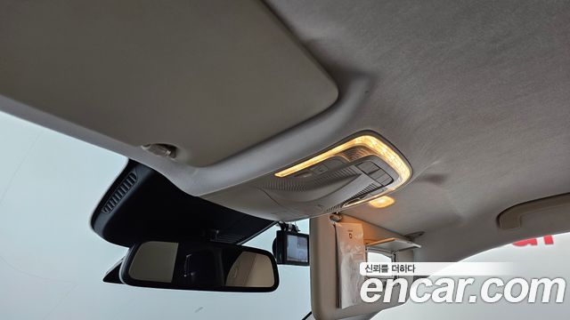 Mercedes-Benz V-Class 2023 — photo 25