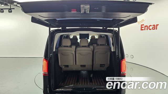 Mercedes-Benz V-Class 2023 — photo 26