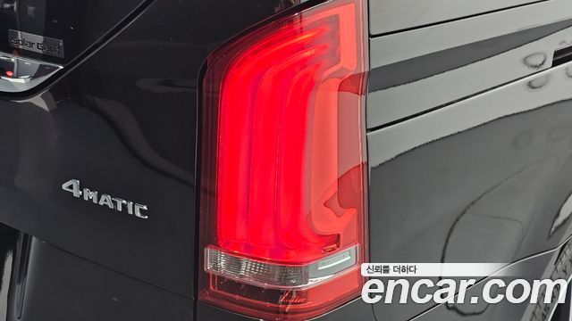 Mercedes-Benz V-Class 2023 — photo 9