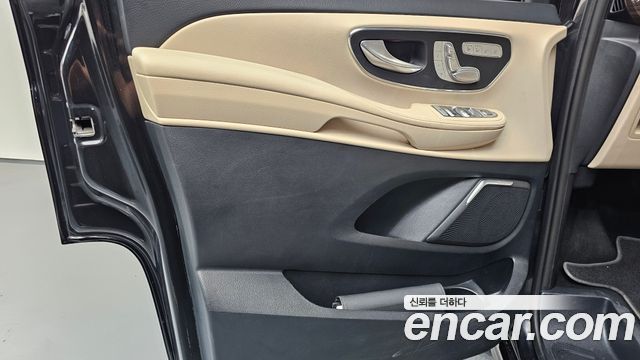Mercedes-Benz V-Class 2023 — photo 14