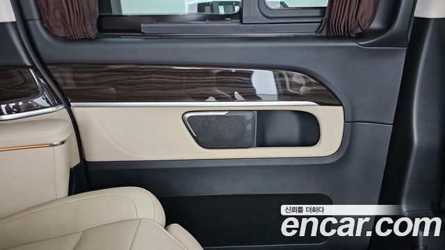 Mercedes-Benz V-Class 2023 — photo 15