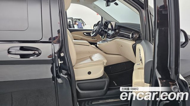 Mercedes-Benz V-Class 2023 — photo 16