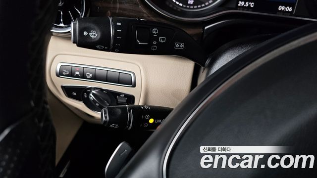 Mercedes-Benz V-Class 2023 — photo 28