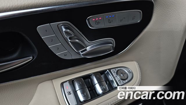 Mercedes-Benz V-Class 2023 — photo 29