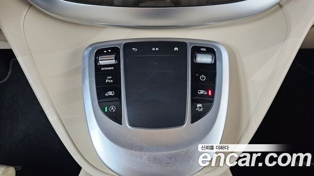 Mercedes-Benz V-Class 2023 — photo 31
