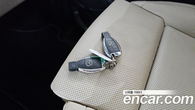 Mercedes-Benz V-Class 2023 — photo 32