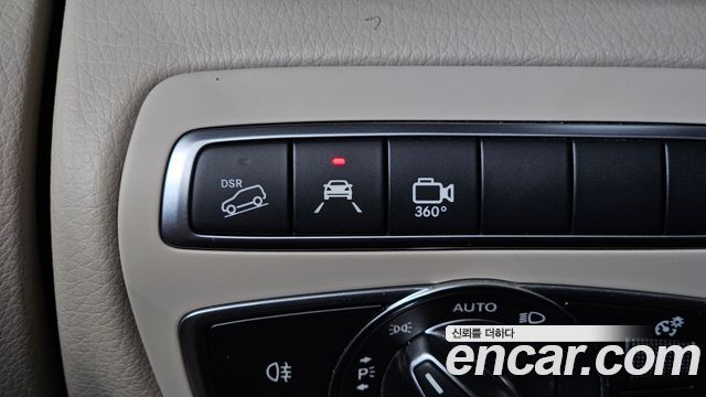 Mercedes-Benz V-Class 2023 — photo 34
