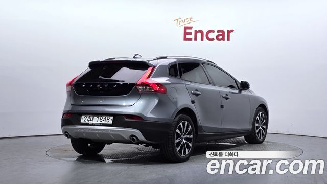 Volvo V40 2019 — photo 2