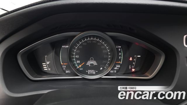 Volvo V40 2019 — photo 11
