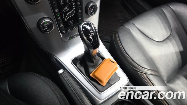 Volvo V40 2019 — photo 12