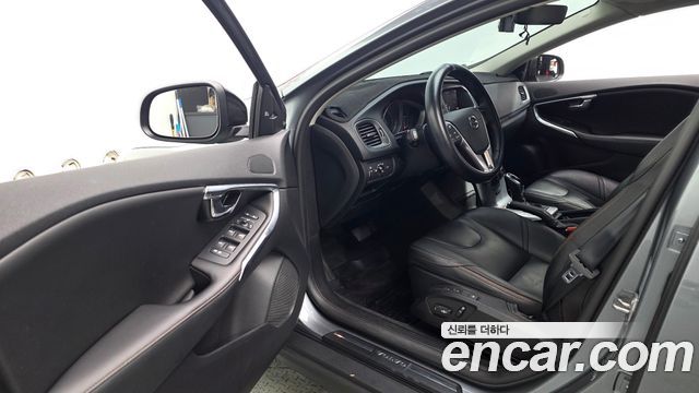 Volvo V40 2019 — photo 13