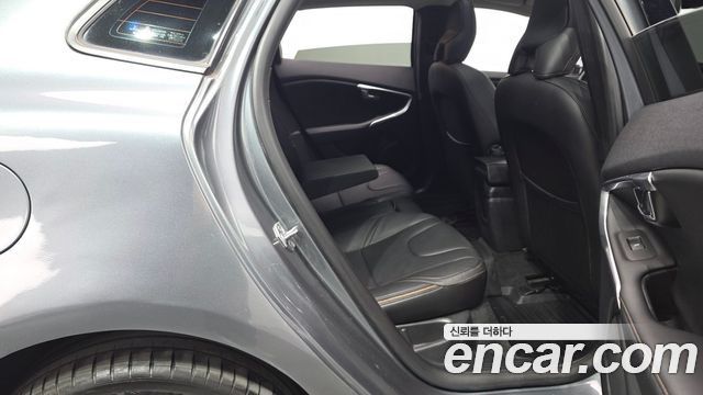 Volvo V40 2019 — photo 17