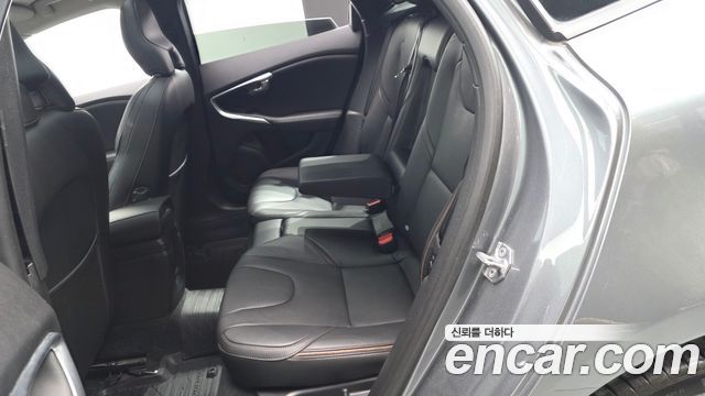 Volvo V40 2019 — photo 18